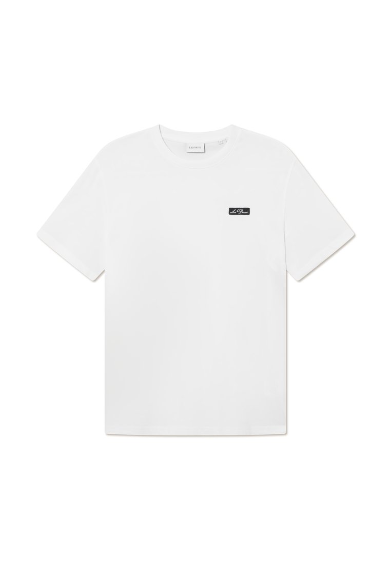 Weißes Baumwoll-T-Shirt mit Rundhalsausschnitt, kurzen Ärmeln und einem kleinen schwarzen Logo-Patch auf der linken Brustseite. Glatte Textur, normale Passform.