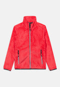 Helle, rote Fleecejacke mit durchgehendem Reißverschluss und hohem Kragen, zwei seitlichen Reißverschlusstaschen und schwarzem Reißverschlussbesatz, flach auf einem weißen Hintergrund liegend.