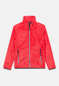 Helle, rote Fleecejacke mit durchgehendem Reißverschluss und hohem Kragen, zwei seitlichen Reißverschlusstaschen und schwarzem Reißverschlussbesatz, flach auf einem weißen Hintergrund liegend.