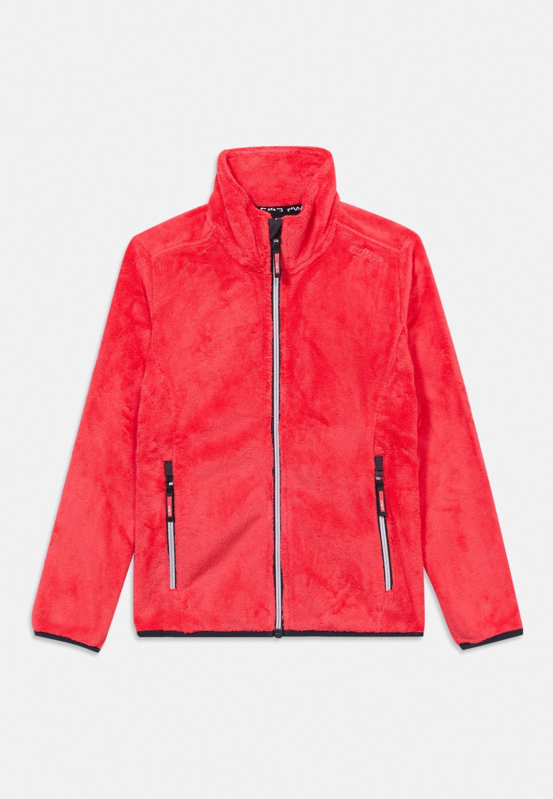 Helle, rote Fleecejacke mit durchgehendem Reißverschluss und hohem Kragen, zwei seitlichen Reißverschlusstaschen und schwarzem Reißverschlussbesatz, flach auf einem weißen Hintergrund liegend.