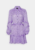 Lila gepunktetes Kleid aus leichtem Stoff. Es hat einen gerafften Ausschnitt, lange Ärmel, eine gebundene Taille und einen ausgestellten Saum.