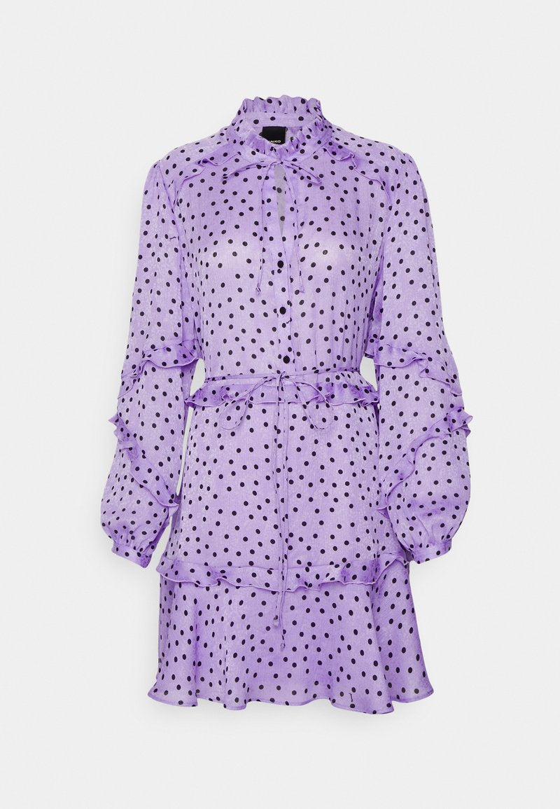 Lila gepunktetes Kleid aus leichtem Stoff. Es hat einen gerafften Ausschnitt, lange Ärmel, eine gebundene Taille und einen ausgestellten Saum.