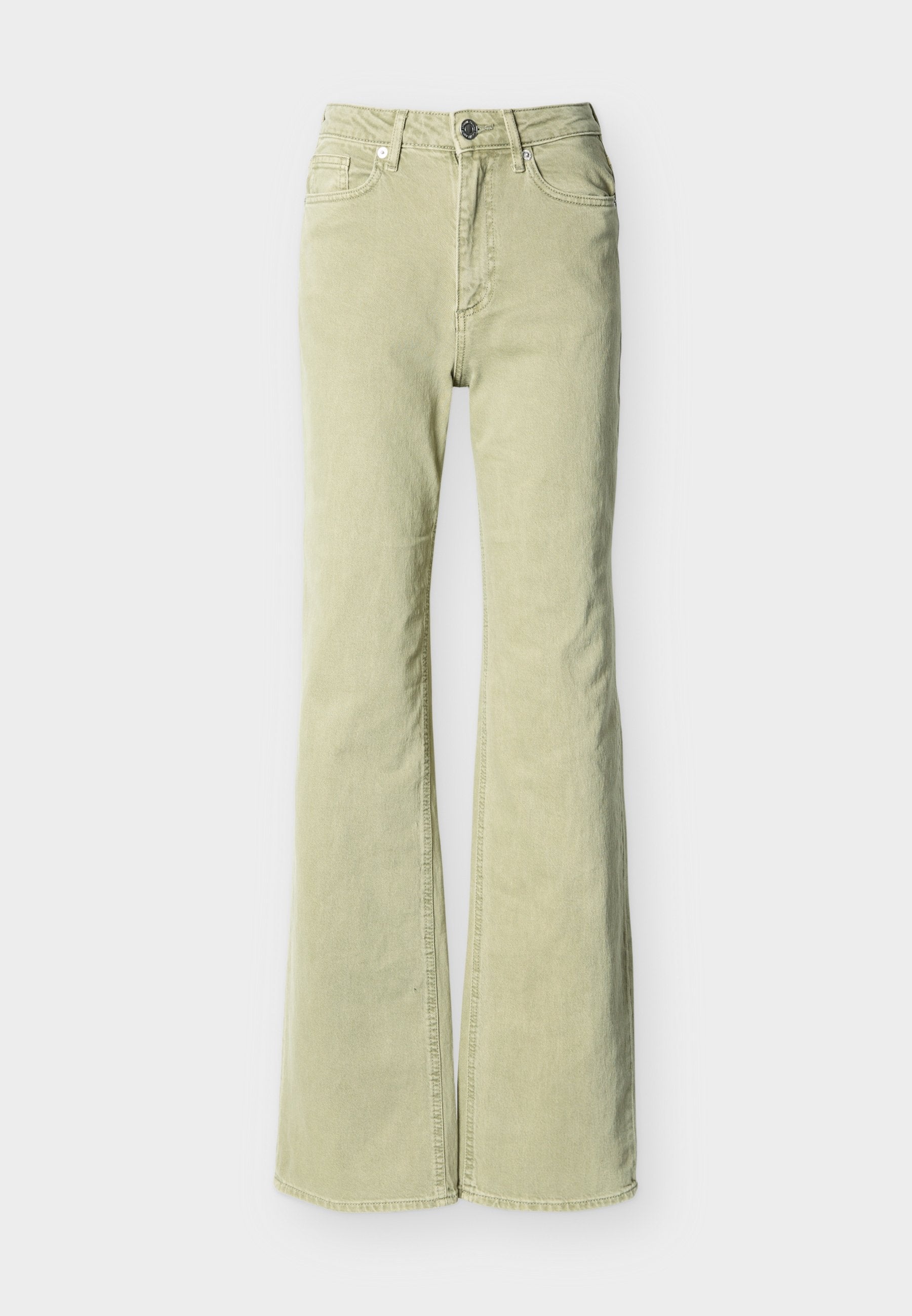 Hellgrüne ausgestellte Jeans mit Knopf- und Reißverschluss, Vorder- und Gesäßtaschen sowie Gürtelschlaufen auf weißem Hintergrund.