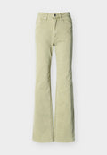 Hellgrüne ausgestellte Jeans mit Knopf- und Reißverschluss, Vorder- und Gesäßtaschen sowie Gürtelschlaufen auf weißem Hintergrund.
