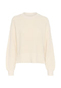 Cremfarbener Strickpullover mit rundem Ausschnitt, überschnittenen Schultern sowie gerippten Bündchen und Saum. Strukturmuster im gesamten Design. Verkürzte Länge.