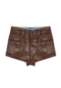 Braune Ledershorts mit glänzender Textur, mit Fronttaschen und sichtbaren Nähten. Der Bund hat einen Knopfverschluss.