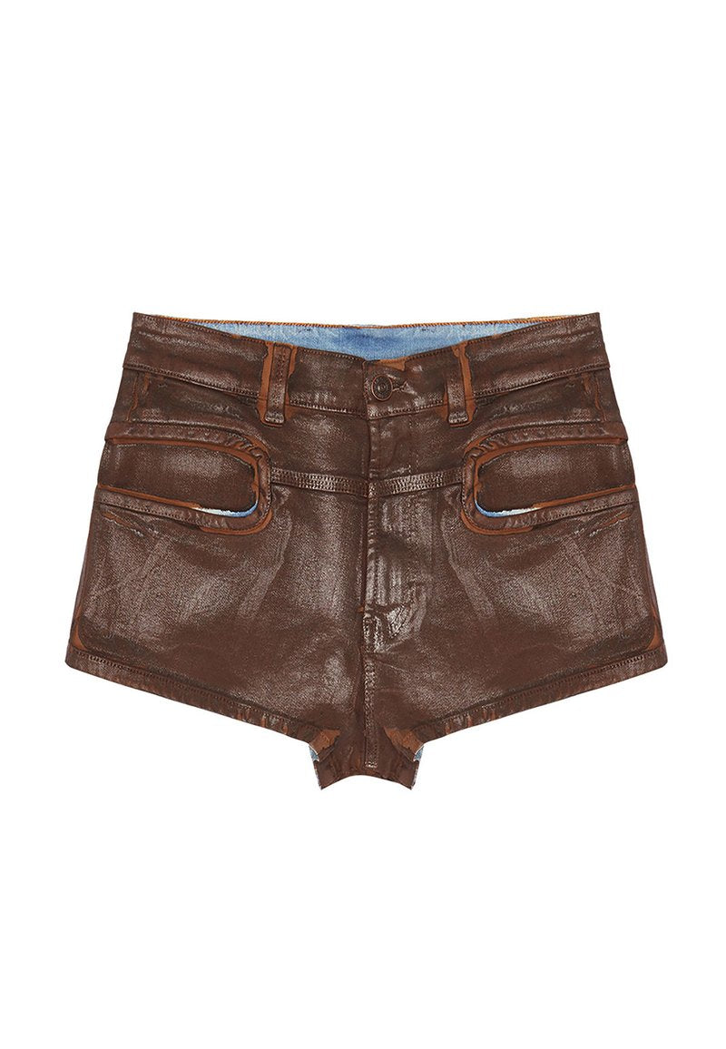 Braune Ledershorts mit glänzender Textur, mit Fronttaschen und sichtbaren Nähten. Der Bund hat einen Knopfverschluss.