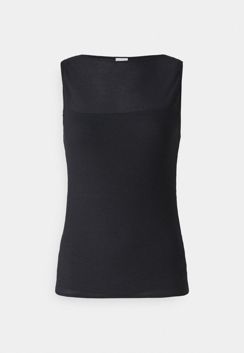 Schwarzes, geripptes Trägershirt mit weitem Ausschnitt. Der Stoff ist glatt und figurbetont und zeigt eine feine Textur. Keine sichtbaren Verzierungen.