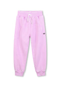 Hellblaue Sweatpants mit geripptem Bund und Bündchen, weißen Zugband und kleinem schwarzen Logo am oberen linken Bein.
