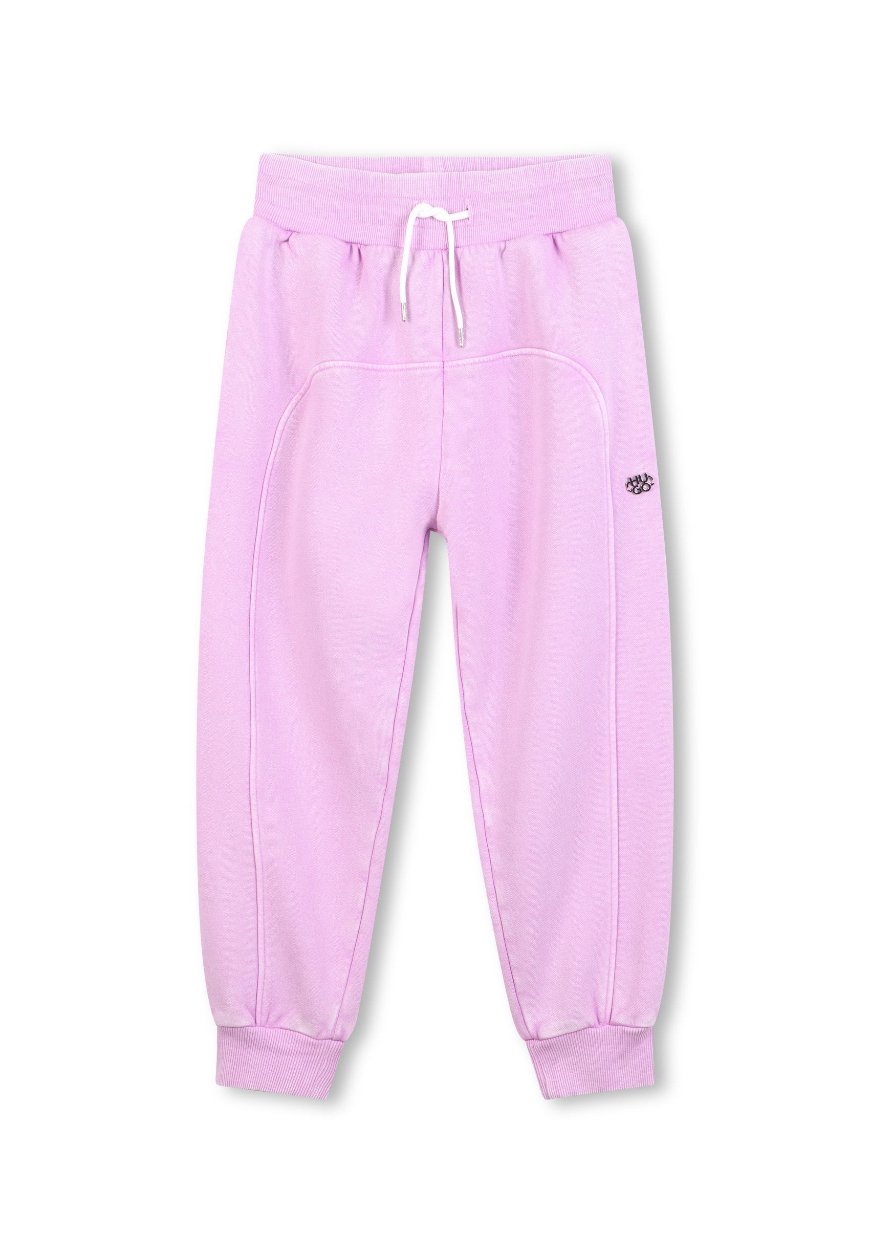 Hellblaue Sweatpants mit geripptem Bund und Bündchen, weißen Zugband und kleinem schwarzen Logo am oberen linken Bein.