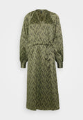 Olivgrünes Kleid mit geometrischem Muster, langen Ärmeln, V-Ausschnitt, Kordelzug-Taille und lockerer Passform. Hergestellt aus leichtem, strukturiertem Stoff.