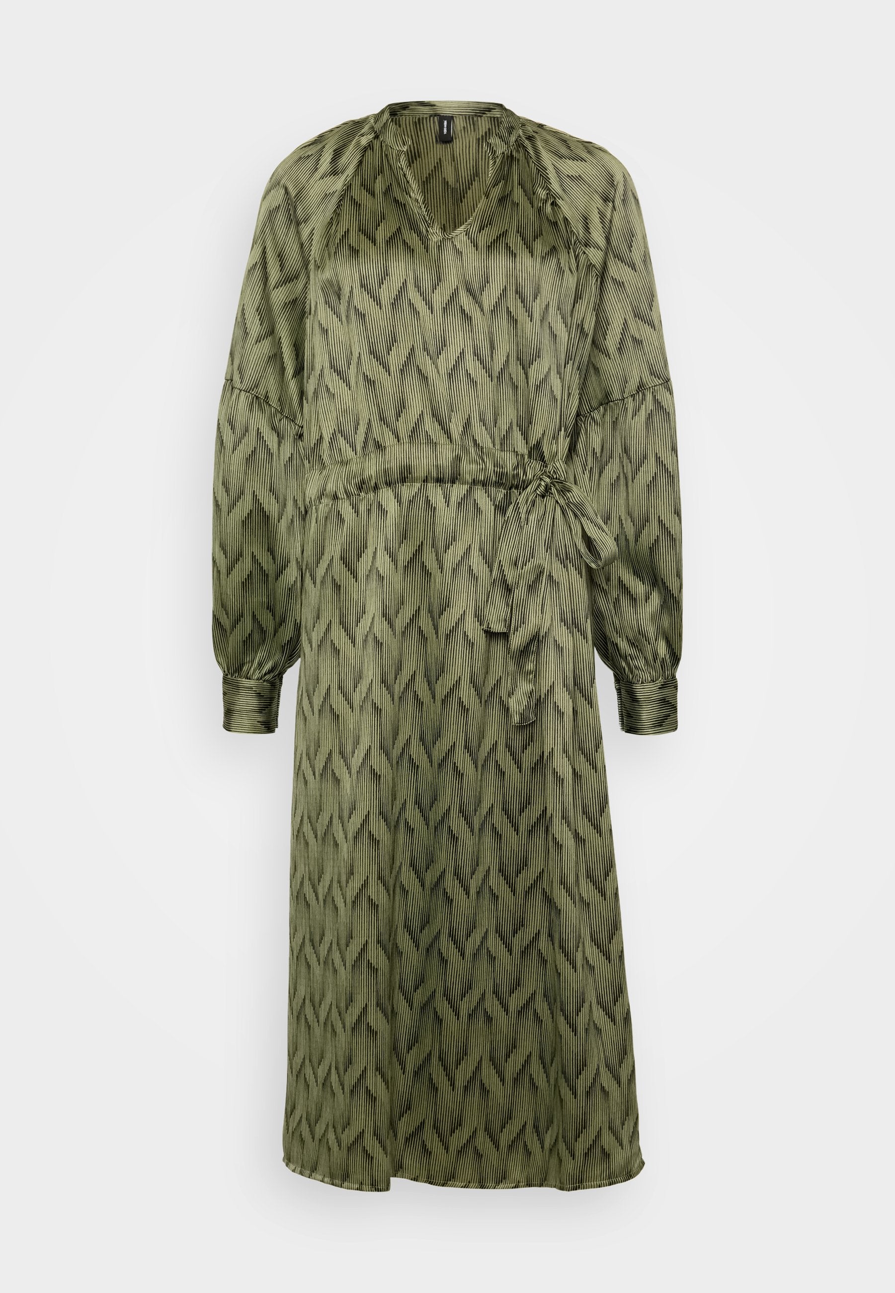 Olivgrünes Kleid mit geometrischem Muster, langen Ärmeln, V-Ausschnitt, Kordelzug-Taille und lockerer Passform. Hergestellt aus leichtem, strukturiertem Stoff.