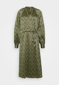 Olivgrünes Kleid mit geometrischem Muster, langen Ärmeln, V-Ausschnitt, Kordelzug-Taille und lockerer Passform. Hergestellt aus leichtem, strukturiertem Stoff.