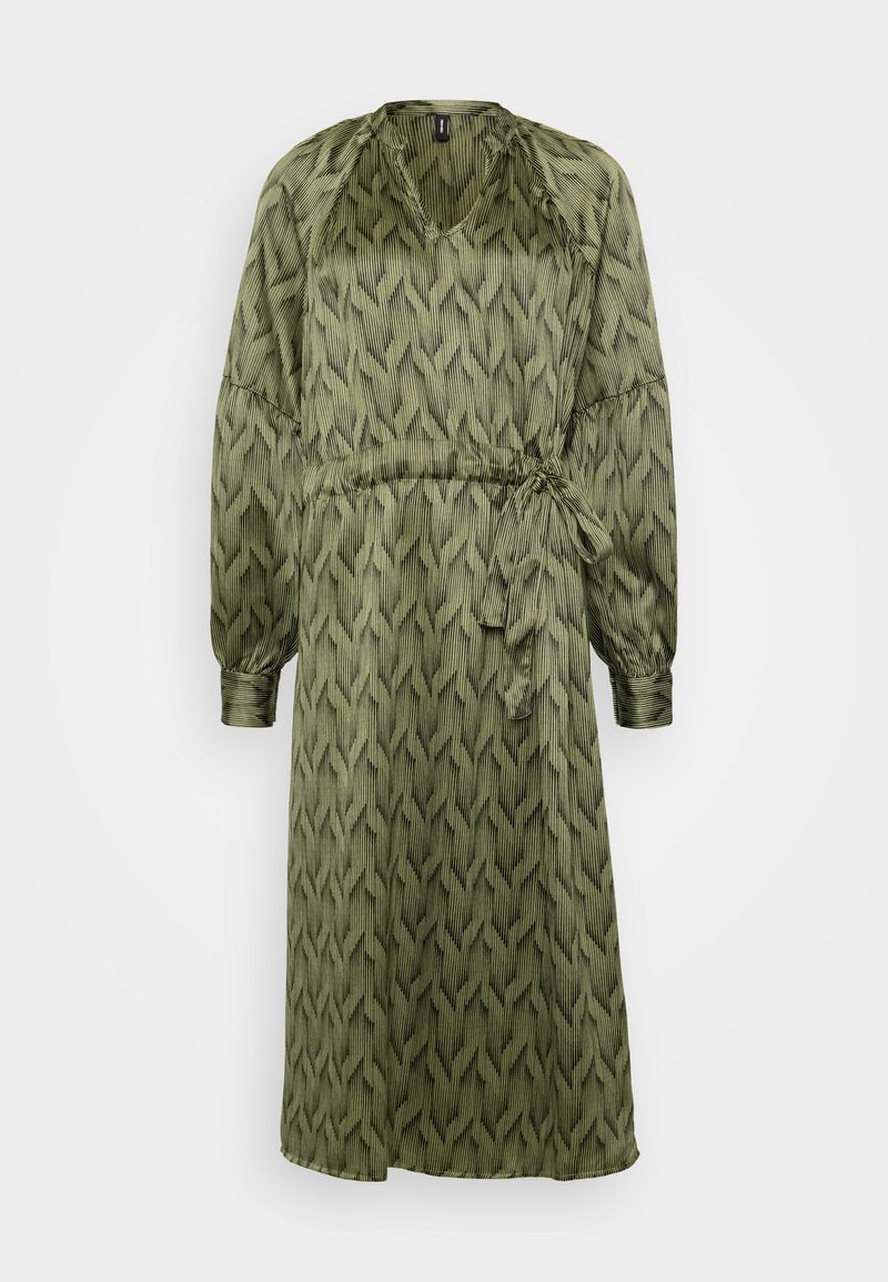 Olivgrünes Kleid mit geometrischem Muster, langen Ärmeln, V-Ausschnitt, Kordelzug-Taille und lockerer Passform. Hergestellt aus leichtem, strukturiertem Stoff.