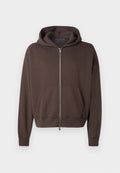 Braune Zip-Hoodie aus weichem Material, ausgestattet mit einer geräumigen Kapuze, einer frontalen Kängurutasche sowie gerippten Bündchen und Saum.