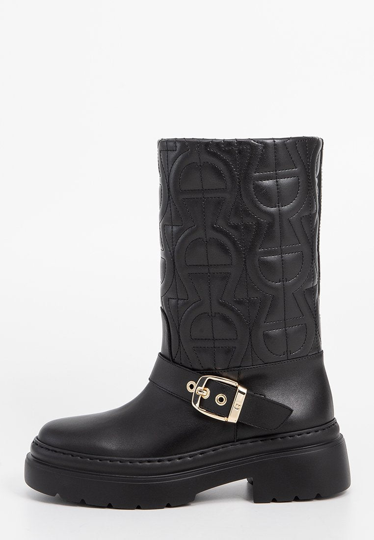 Schwarze Lederstiefel in knöchellanger Höhe mit einem gesteppten Muster, einer robusten Sohle und einem goldenen Schnallenakzent am Knöchelriemen.