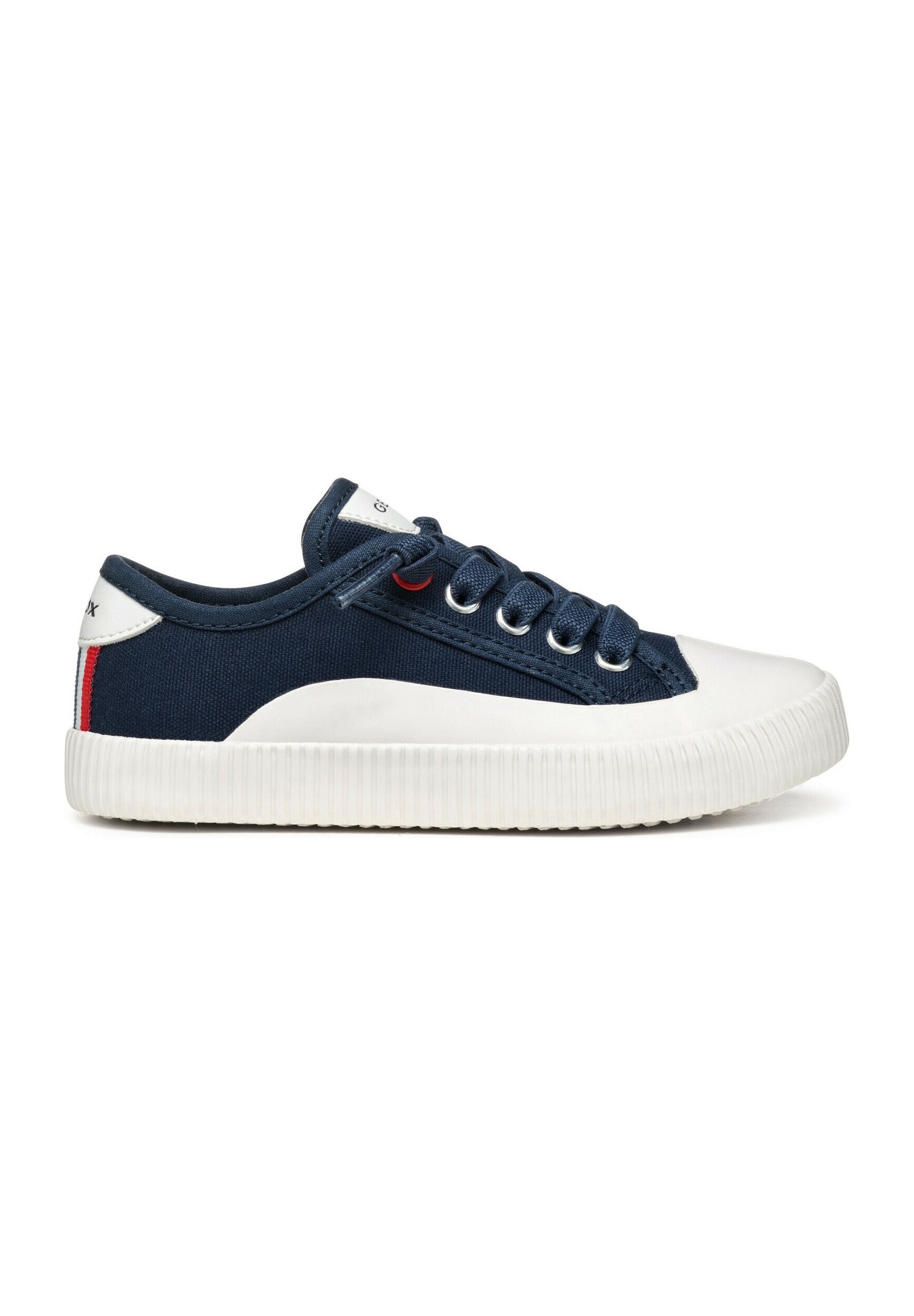 Marineblaue Leinensneaker mit weißer Gummisohle, runder Spitze und Schnüroptik. Mit grauen Akzenten und einem roten Streifen an der Ferse.
