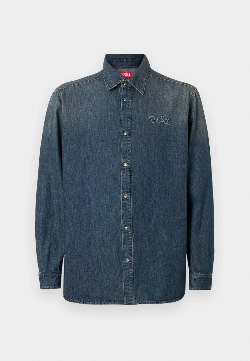 Dunkelblaues Jeanshemd mit langen Ärmeln, spitzem Kragen, silbernen Knöpfen und einem gestickten Logo auf der linken Brustseite.