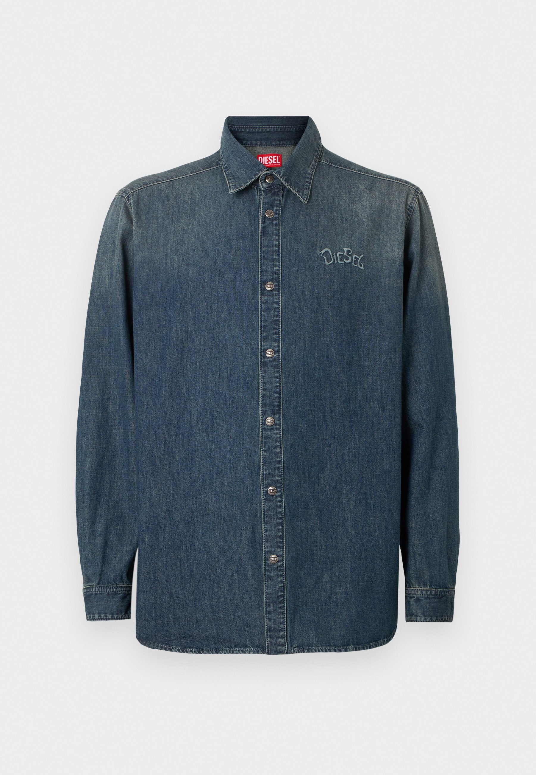 Dunkelblaues Jeanshemd mit langen Ärmeln, spitzem Kragen, silbernen Knöpfen und einem gestickten Logo auf der linken Brustseite.