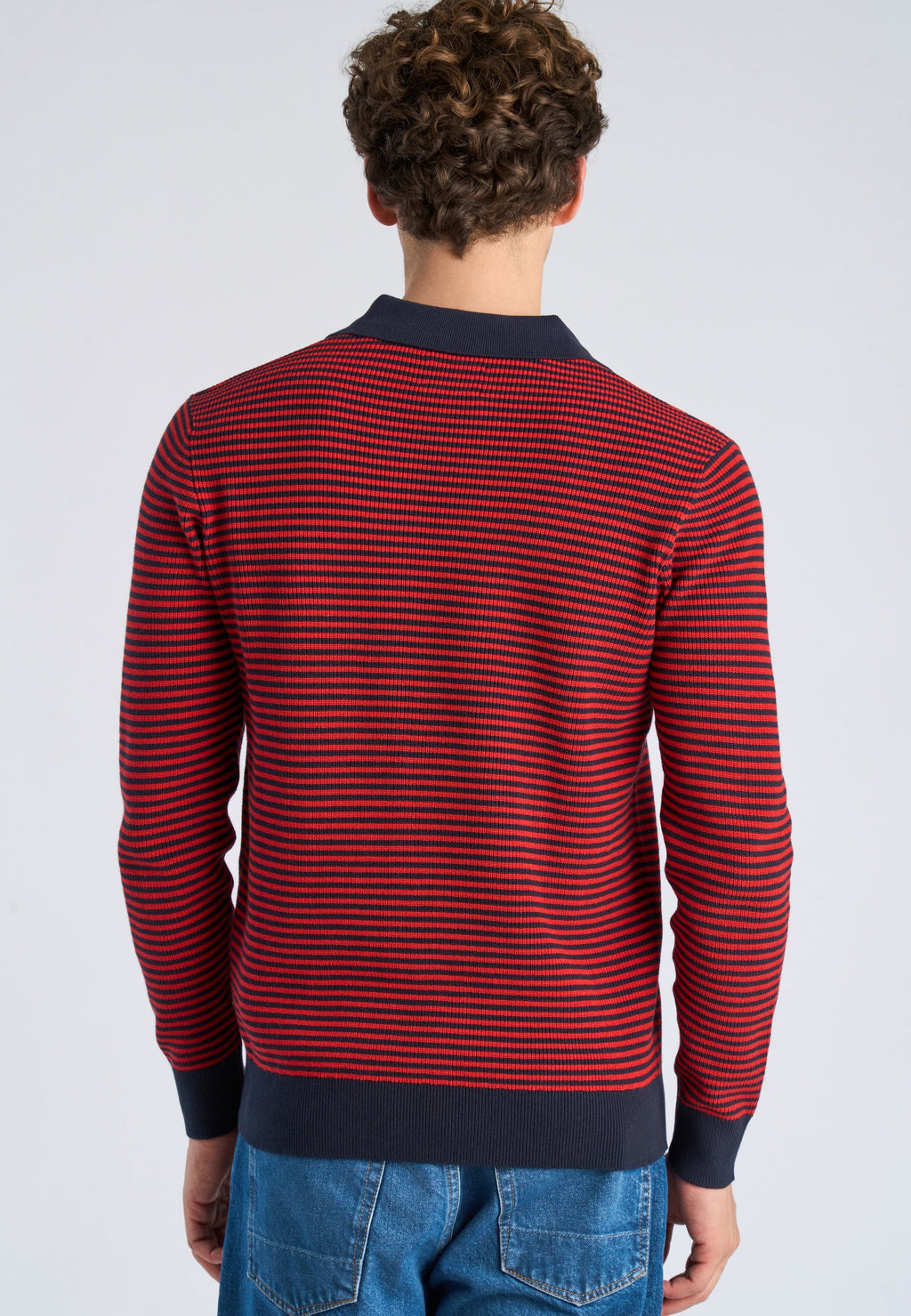 V-NECK  Media 4