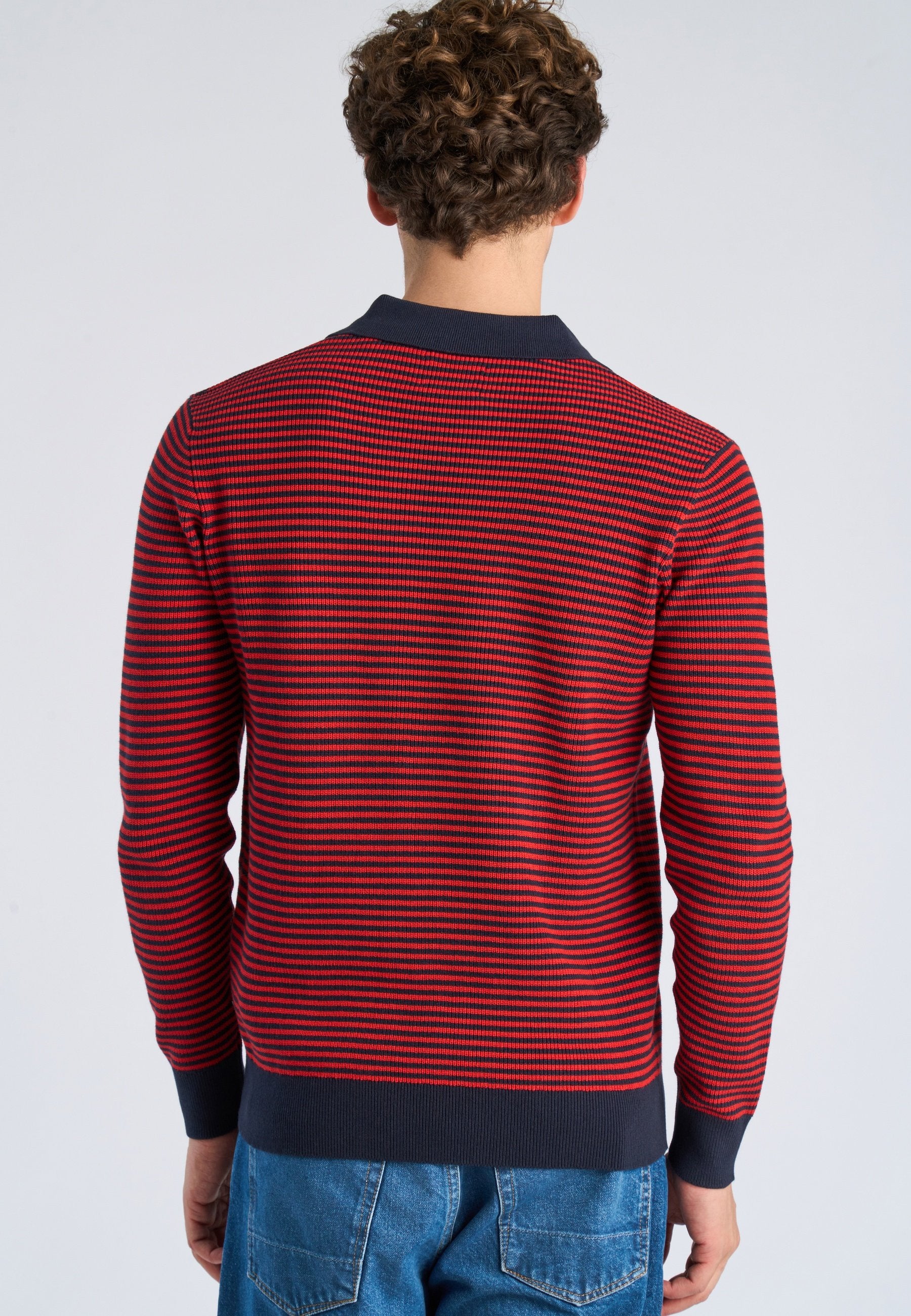 V-NECK  Media 4