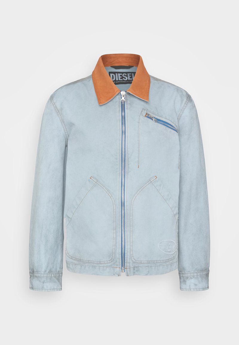 Hellblaue Zip-Jacke mit braunem Kragen, vorderer diagonaler Reißverschluss-Tasche und zwei großen, gebogenen Seitentaschen.