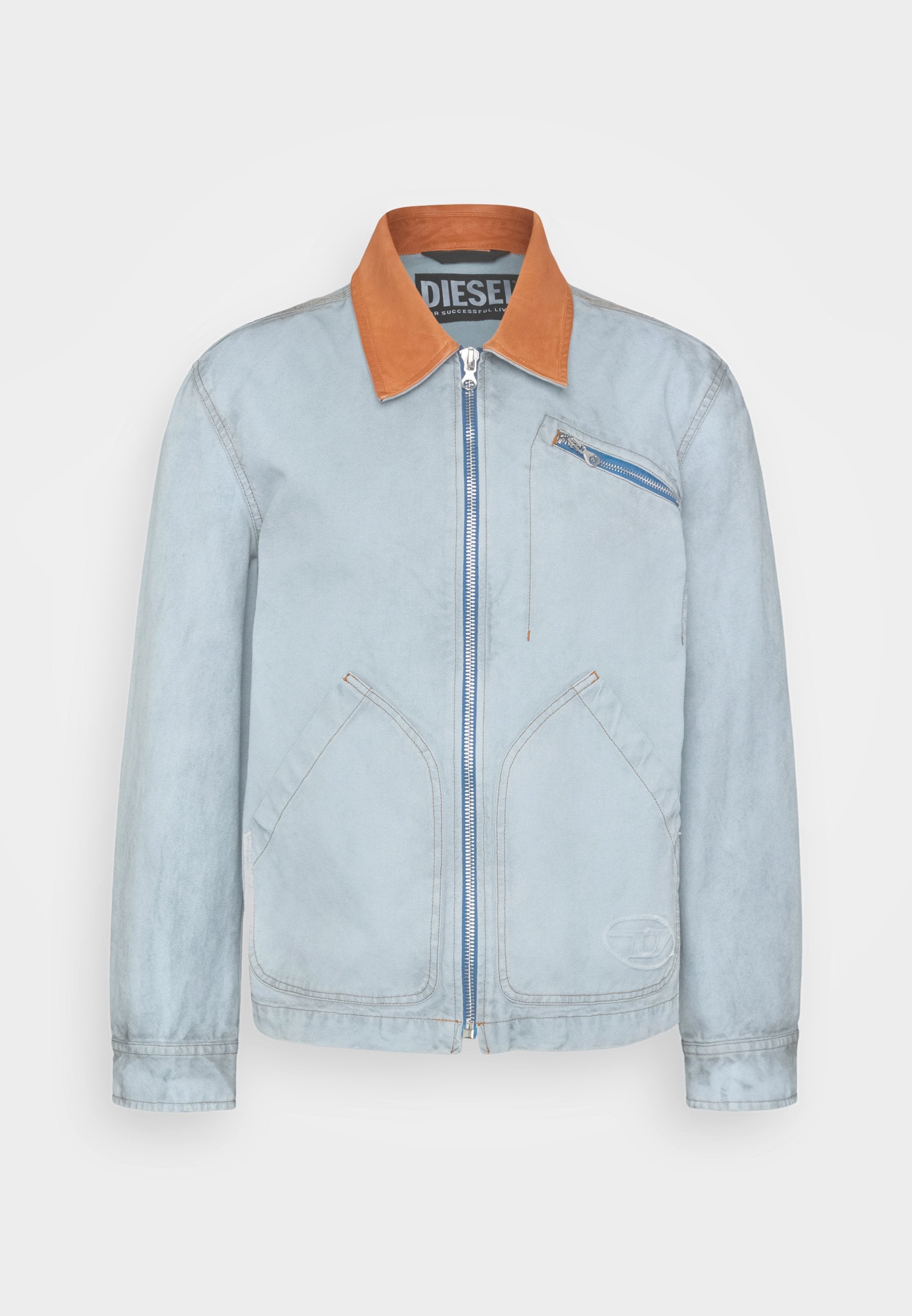 Hellblaue Zip-Jacke mit braunem Kragen, vorderer diagonaler Reißverschluss-Tasche und zwei großen, gebogenen Seitentaschen.