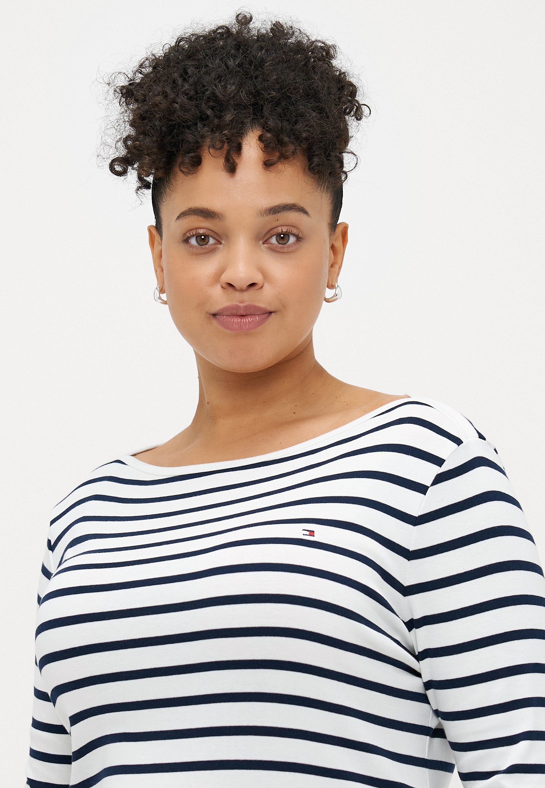 CURVE BOAT NECK THREE-QUARTER SLEEVE T-SHIRT Media 5