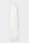 Ärmelloses, weißes Strickkleid mit hohem Kragen, das ein zentrales Zopfmuster und einen gewellten Saum aufweist, gefertigt aus Stoff mit Rippstruktur.