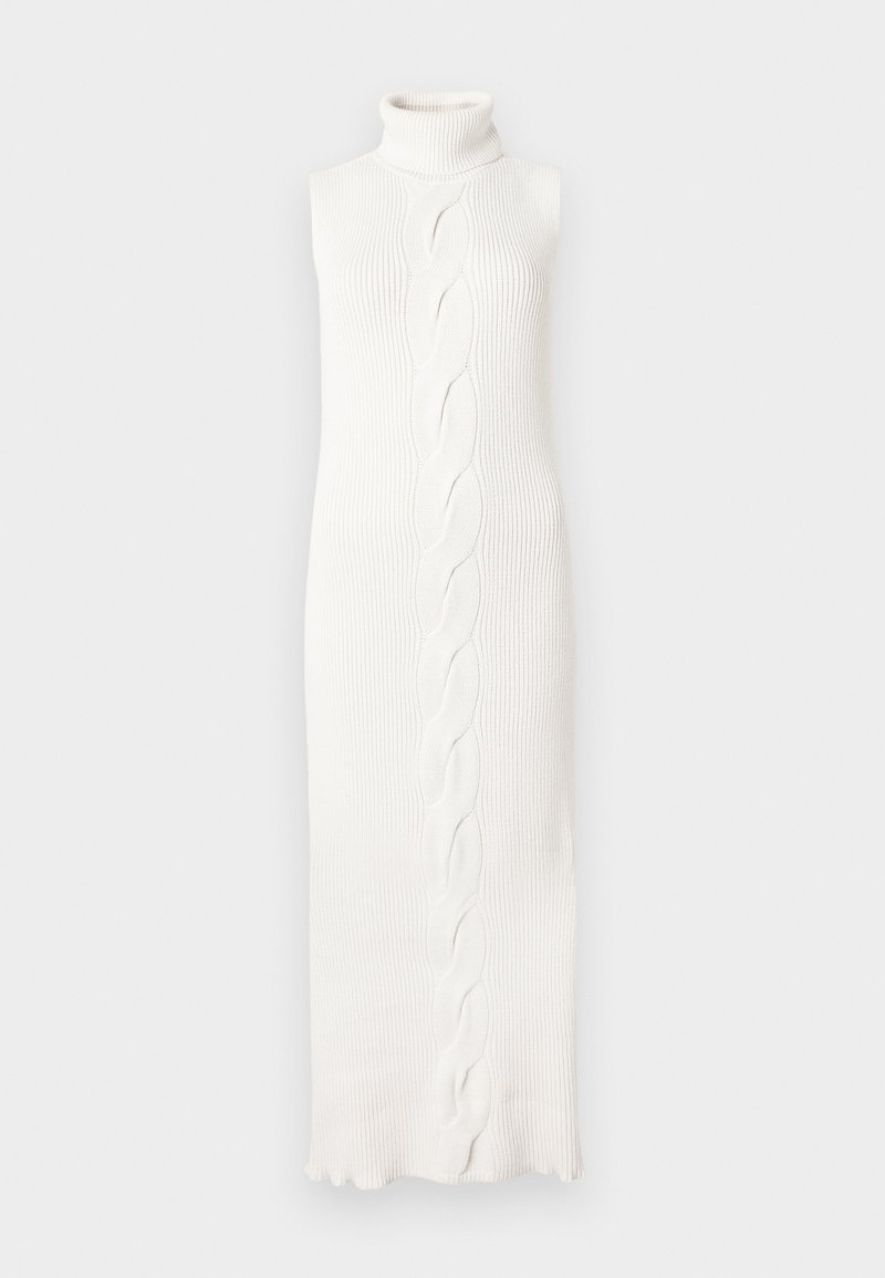 Ärmelloses, weißes Strickkleid mit hohem Kragen, das ein zentrales Zopfmuster und einen gewellten Saum aufweist, gefertigt aus Stoff mit Rippstruktur.