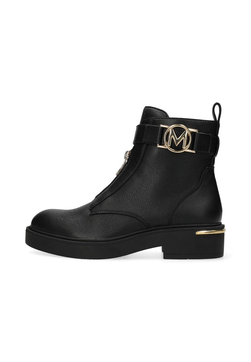 Schwarze Leder-Stiefelette mit runder Zehenpartie, seitlichem Reißverschluss, goldener Logo-Schnalle und einem klobigen Absatz mit goldenen Akzenten. Strukturierte Oberflächengestaltung.