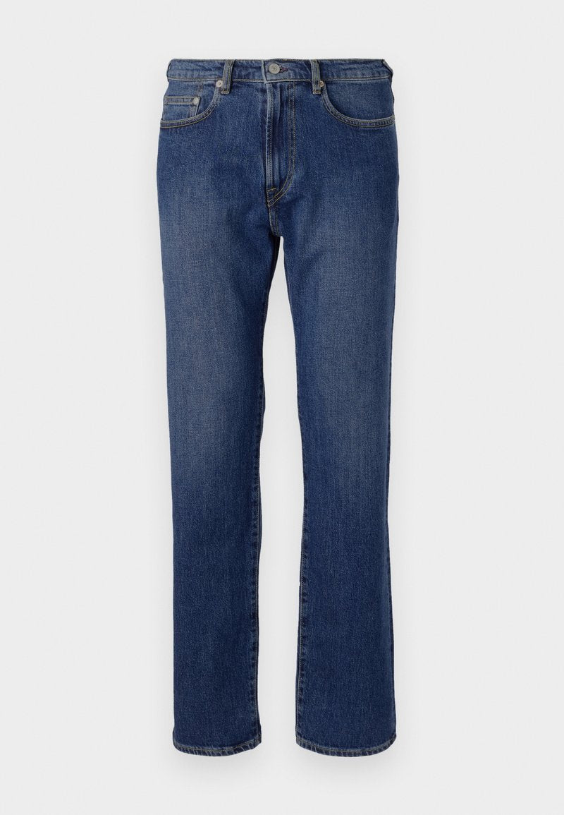 Blaue Denim-Jeans mit geradem Schnitt, fünf Taschen, einem Reißverschluss und einer Metallknopfverschluss. Leichte Ausbleichung im Stoff.