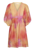 Kleid mit V-Ausschnitt und voluminösen Puffärmeln. Besitzt ein Aquarellmuster in rosa, orange und gelben Farbtönen. Hergestellt aus leichtem Stoff.