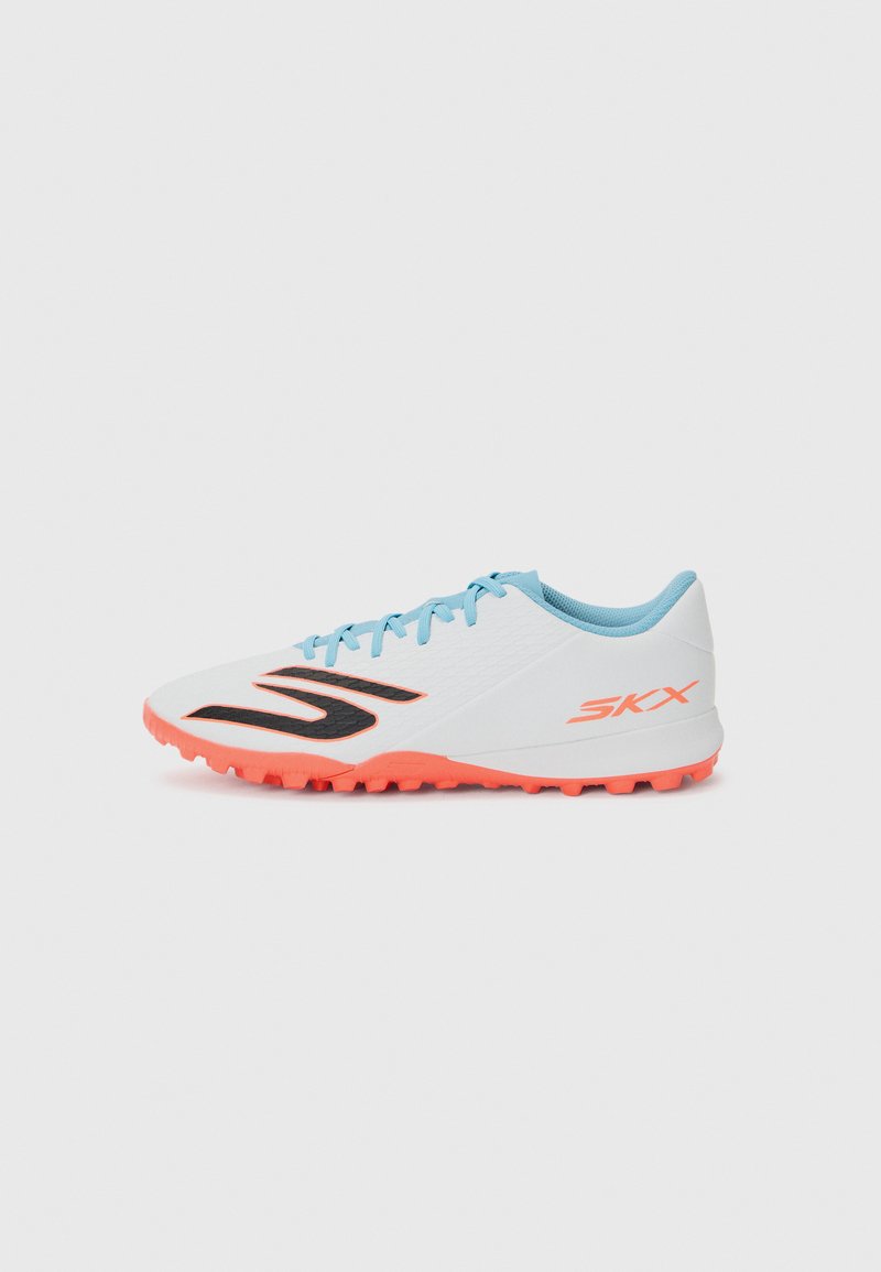 Weiße Sportschuhe mit schwarzen Akzenten, hellblauen Schnürsenkeln und einer orangefarbenen Sohle. Verfügt über ein strukturiertes Obermaterial und ein rutschfestes Muster auf der Sohle.