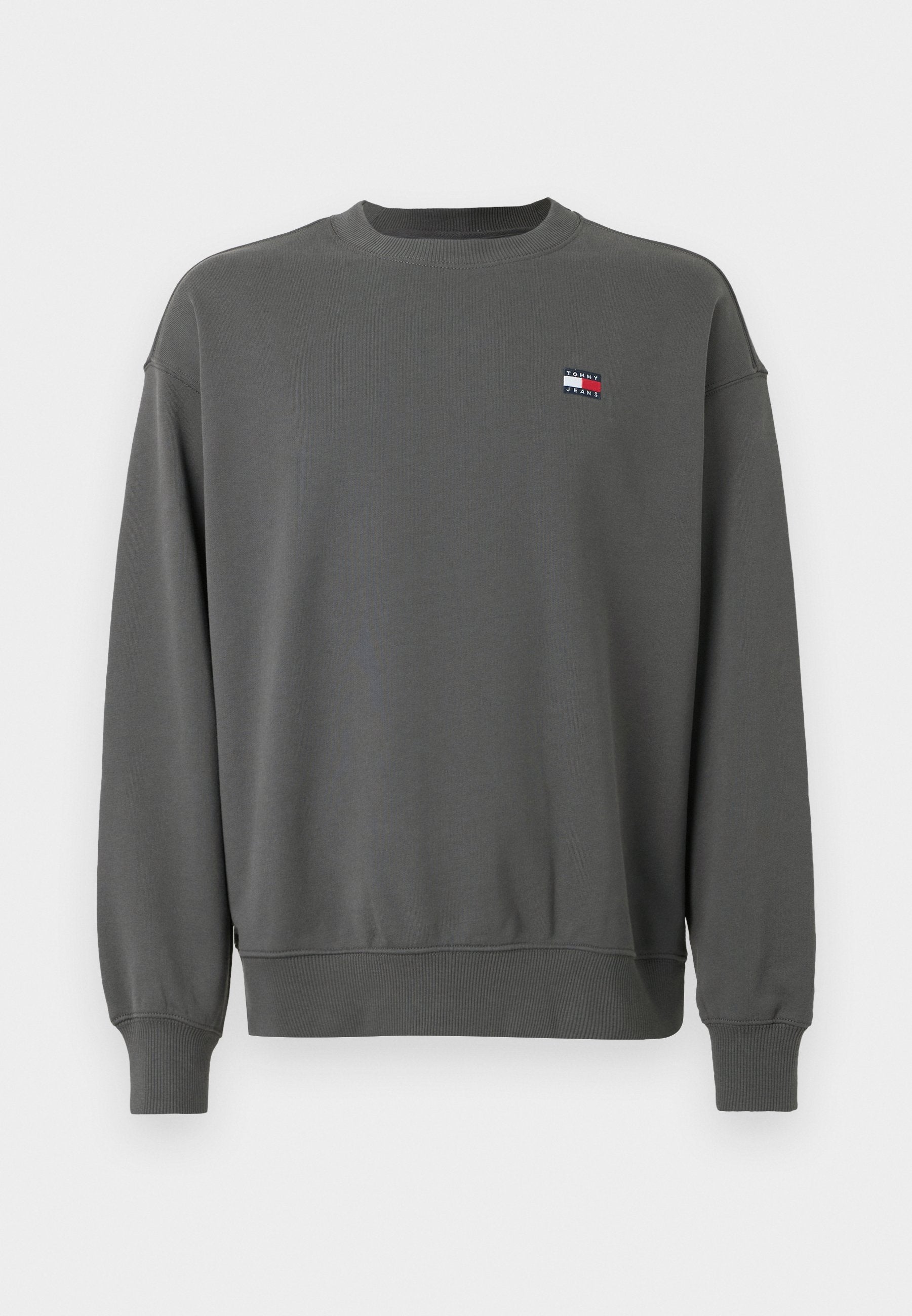 Grauer Kapuzenpullover mit rundem Halsausschnitt, gerippten Bündchen und Saum. Verfügt über ein kleines, farblich abgesetztes Logo auf der linken Brust. Glatte Stoffoberfläche.