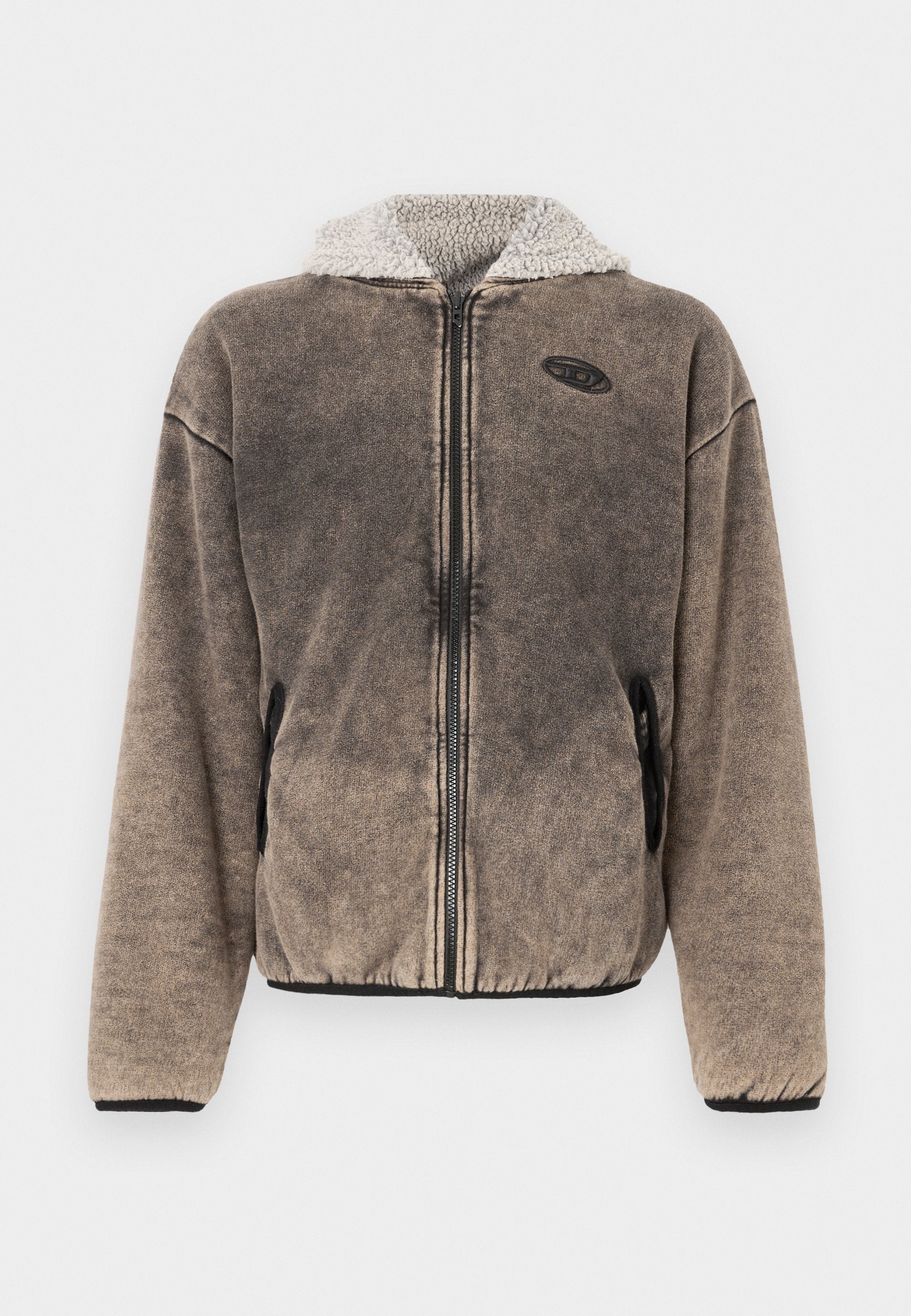 Braune Fleecejacke mit Reißverschluss, Sherpa-gefütterter Kapuze und Seitentaschen, mit einem kleinen schwarzen Logo-Patch auf der linken Brust.