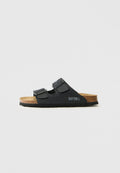Schwarze Sandalen mit zwei verstellbaren Riemen, Korkfußbett und strukturiertem Sohlen. Mit "BAYTON"-Logo nahe der Ferse. Lässig design.