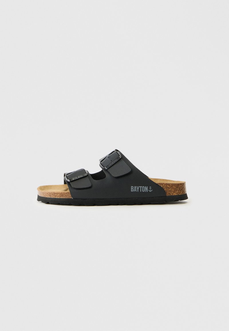 Schwarze Sandalen mit zwei verstellbaren Riemen, Korkfußbett und strukturiertem Sohlen. Mit "BAYTON"-Logo nahe der Ferse. Lässig design.