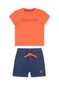 Oranges T-Shirt mit kurzen Ärmeln und dem Text "TIMBERLAND"; marineblaue Shorts mit elastischem Bund und orangem Kordelzug; beide aus Baumwolle.