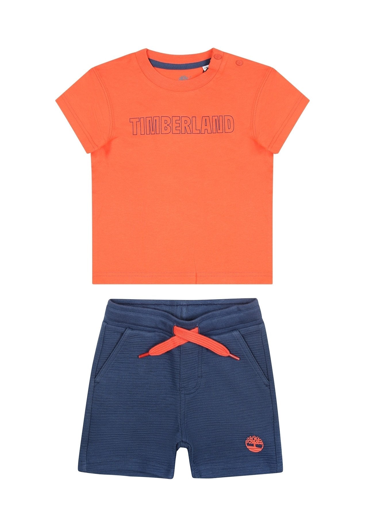 Oranges T-Shirt mit kurzen Ärmeln und dem Text "TIMBERLAND"; marineblaue Shorts mit elastischem Bund und orangem Kordelzug; beide aus Baumwolle.