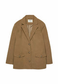 Brauner Faux-Suede-Blazer mit Reverskragen, zwei Fronttaschen und zweiknöpfigem Verschluss. Glatte Textur mit strukturiertem Design.