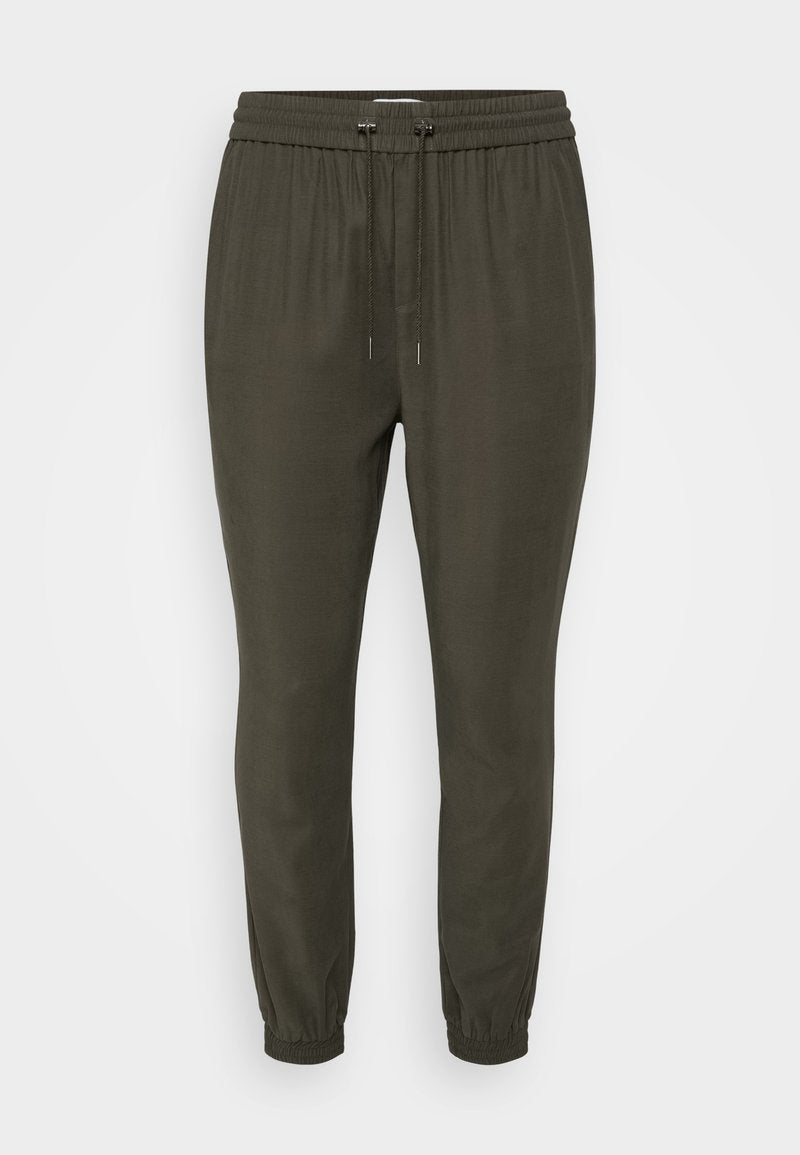 Dunkelgrüne Jogginghose mit einem Kordelzugbund, schmal zulaufenden Bündchen und einer glatten, leichten Stofftextur. Schlichtes und funktionales Design.