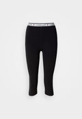 Schwarze Leggings mit enger Passform und verkürzter Länge, ausgestattet mit einem weißen Bund, auf dem "tommy girl"-Text und roten Sternakzenten prangen.