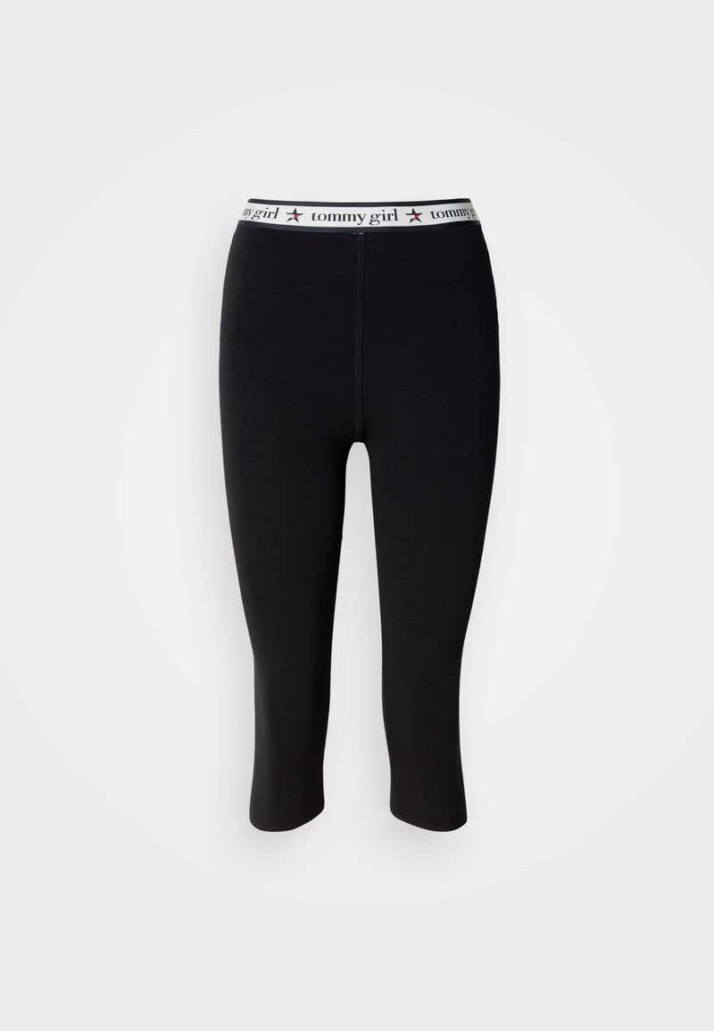 Schwarze Leggings mit enger Passform und verkürzter Länge, ausgestattet mit einem weißen Bund, auf dem "tommy girl"-Text und roten Sternakzenten prangen.