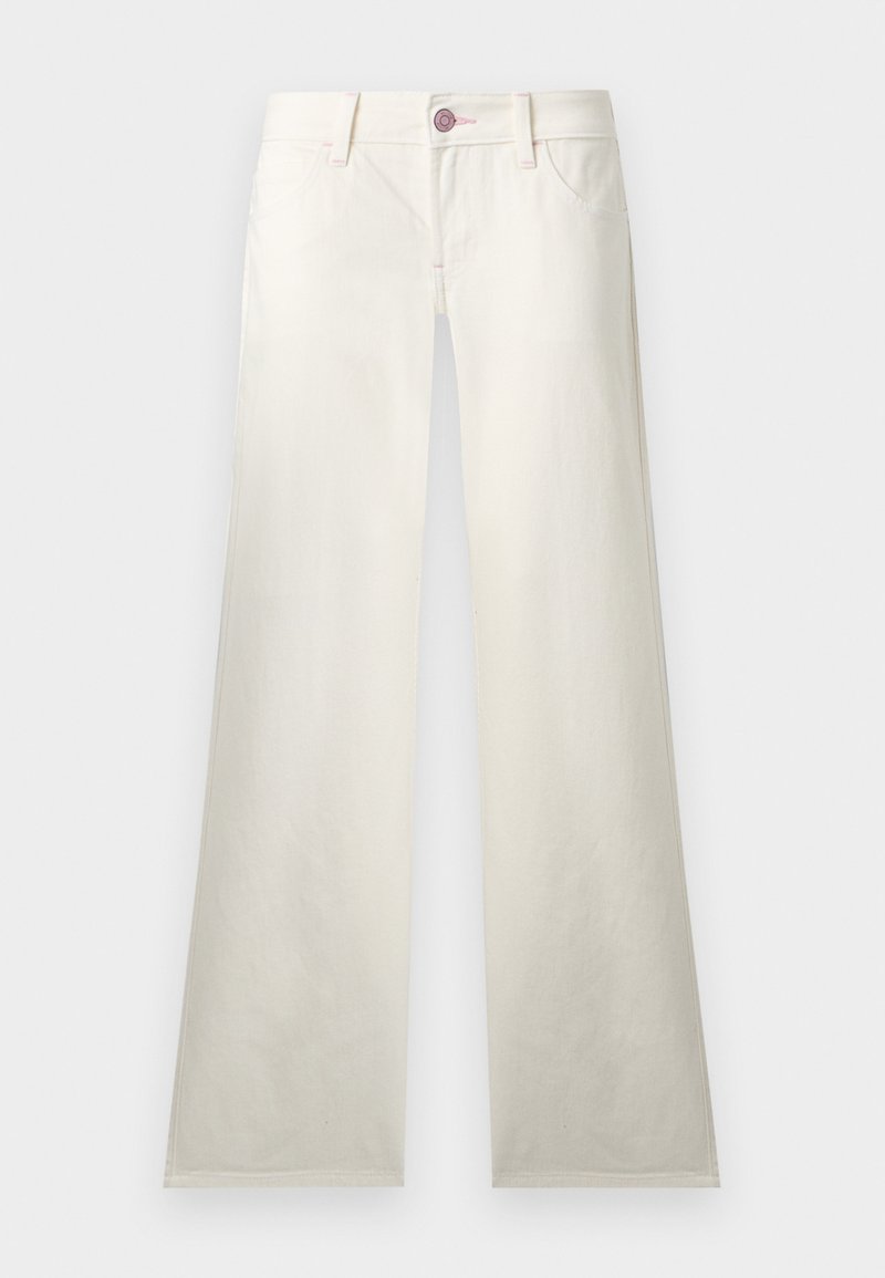 Weiße Hose mit geradem Bein, vorderen Taschen, Gürtelschlaufen und einem Knopfverschluss mit rosa Steppdetails.