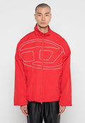 Rote Daunenjacke mit hohem Kragen, die ein weißes abstraktes Logodesign auf der Vorderseite aufweist. Das Material scheint leicht und strukturiert zu sein.