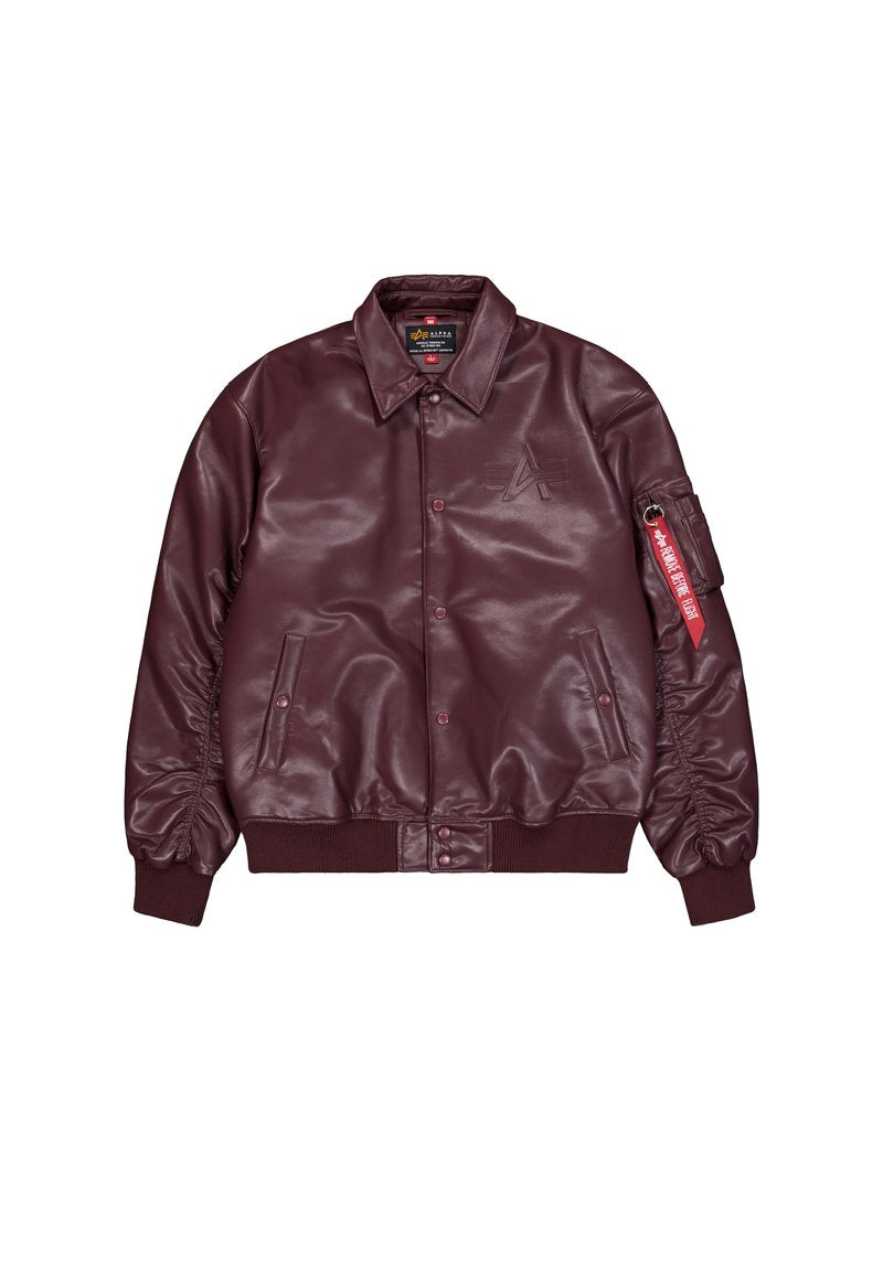 Bordeauxrote Leder-Bomberjacke mit Druckknöpfen, zwei Vordertaschen, gerippten Bündchen und Saum sowie einer Reißverschlusstasche mit rotem Etikett am linken Ärmel.