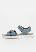 Blaue Wildleder-Sandalen mit offenem Zehenbereich, verstellbaren Knöchel- und Vorderriemen, gepolsteter Sohle und dekorativem Blumendetail am Vorderriemen.