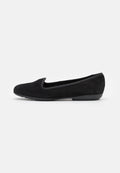 Schwarze Wildleder-Balletschuhe mit abgerundeter Spitze und dezenten Nähten. Der Schuh verfügt über eine flexible Gummisohle für zusätzlichen Komfort.