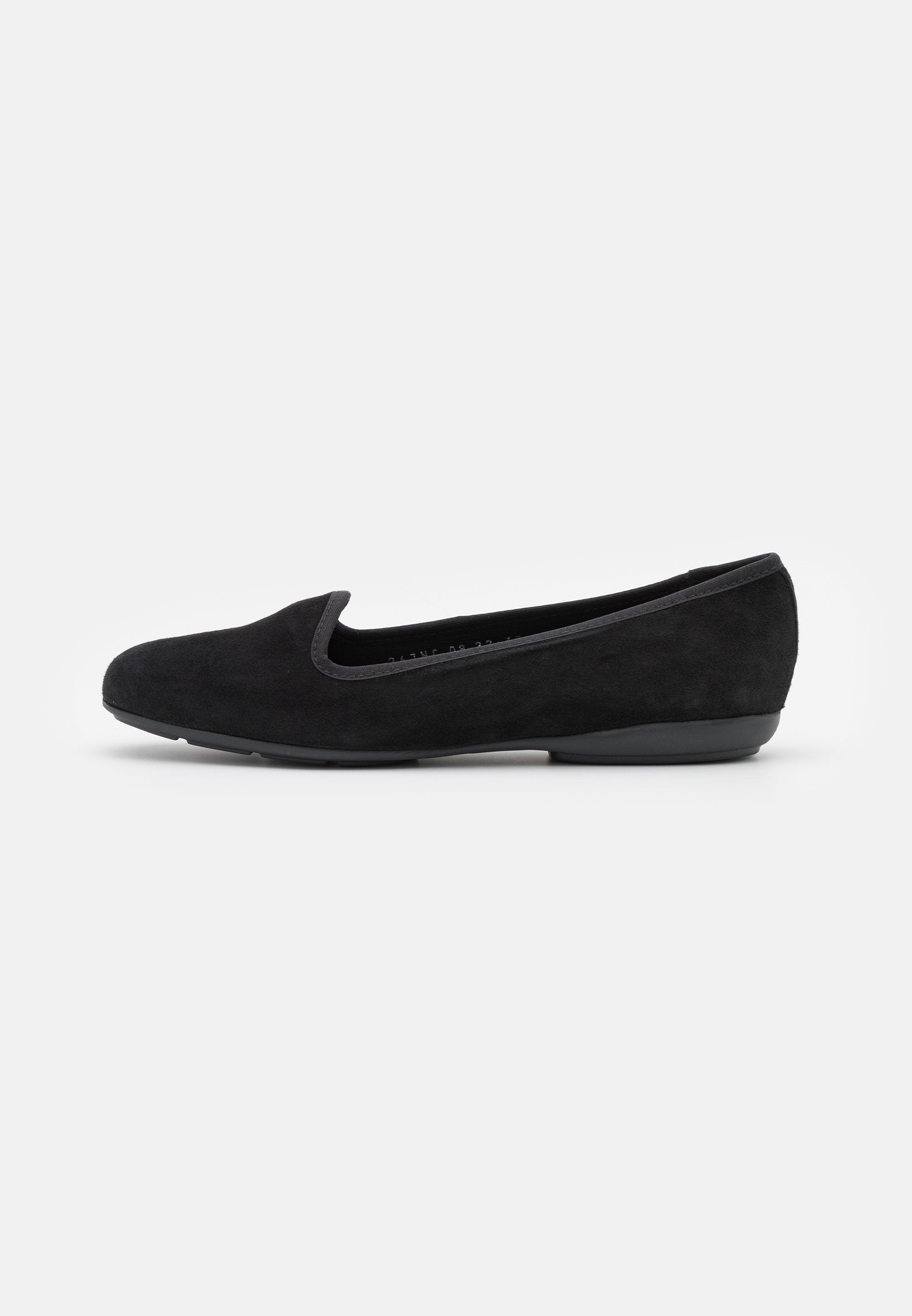 Schwarze Wildleder-Balletschuhe mit abgerundeter Spitze und dezenten Nähten. Der Schuh verfügt über eine flexible Gummisohle für zusätzlichen Komfort.